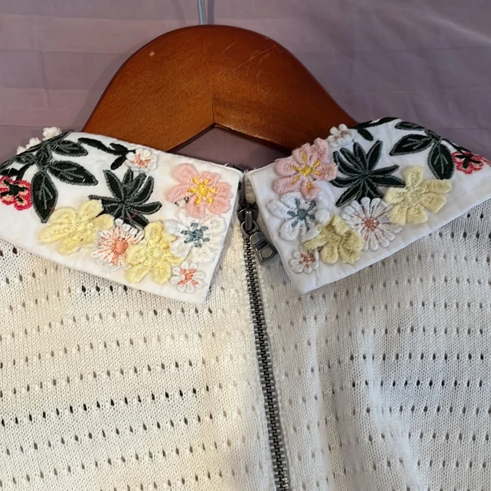 Alice and Olivia size L blouse with accent removable color - Picture 8 of 8